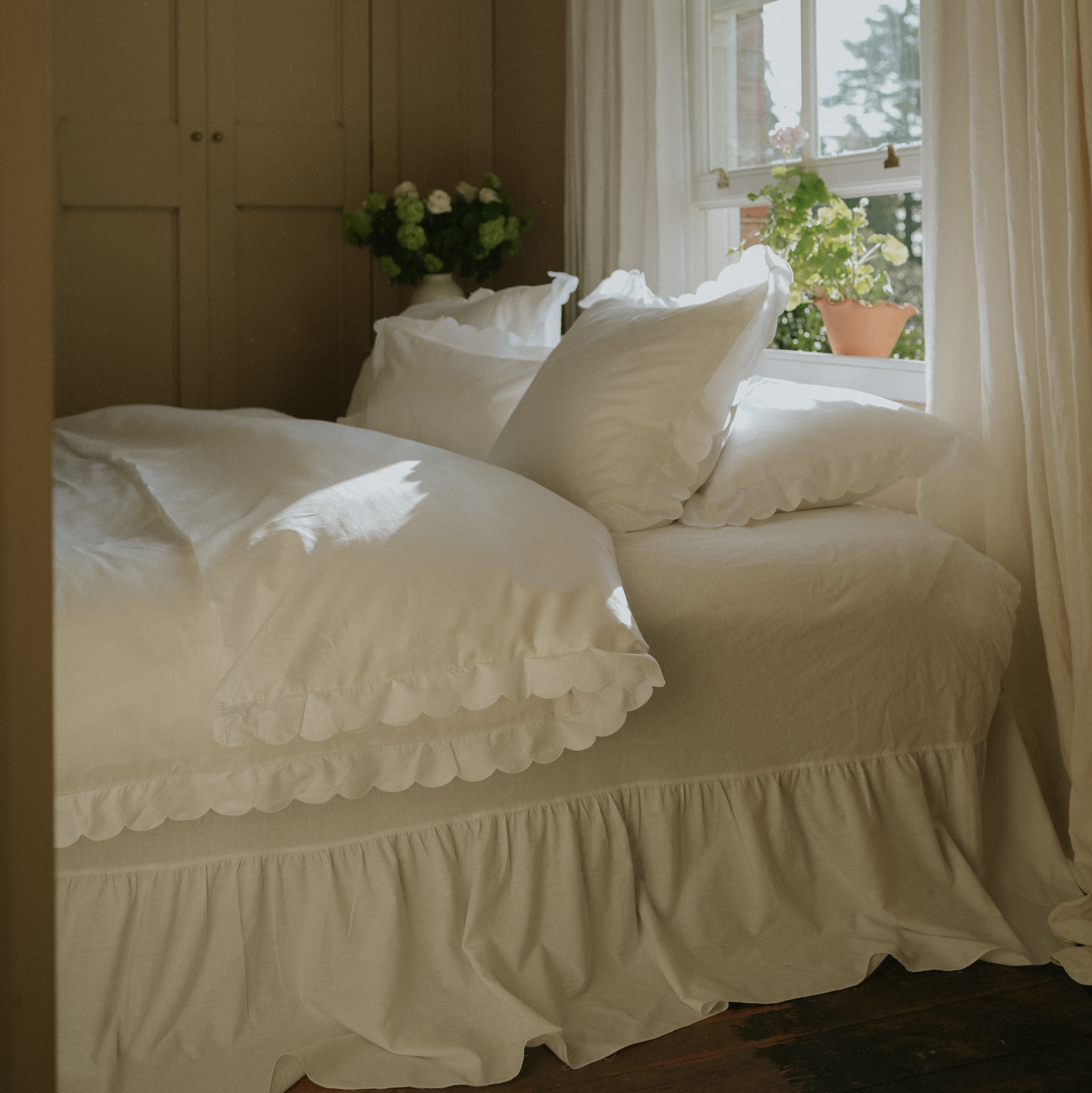 Scalloped Starlight Full/Queen Duvet Cover - White